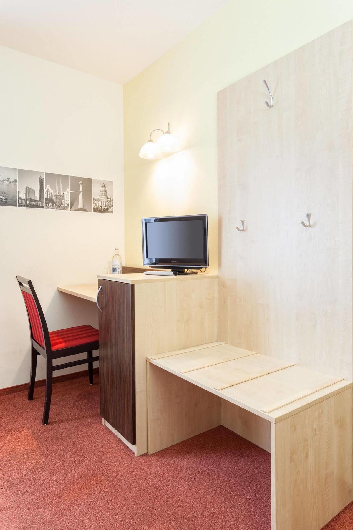 Hotel Mit-Mensch Berlin Exteriör bild