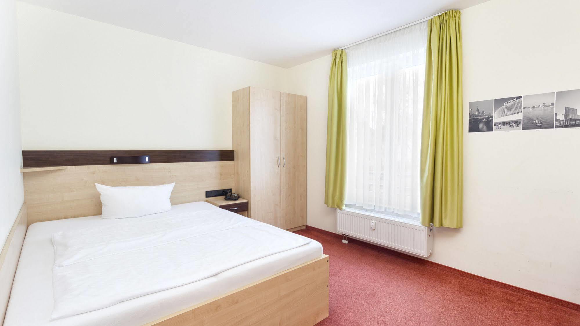 Hotel Mit-Mensch Berlin Exteriör bild