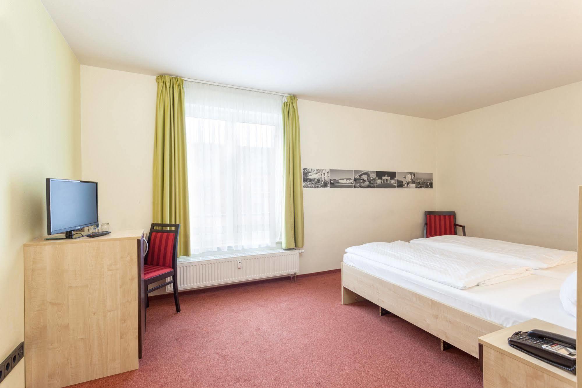 Hotel Mit-Mensch Berlin Exteriör bild