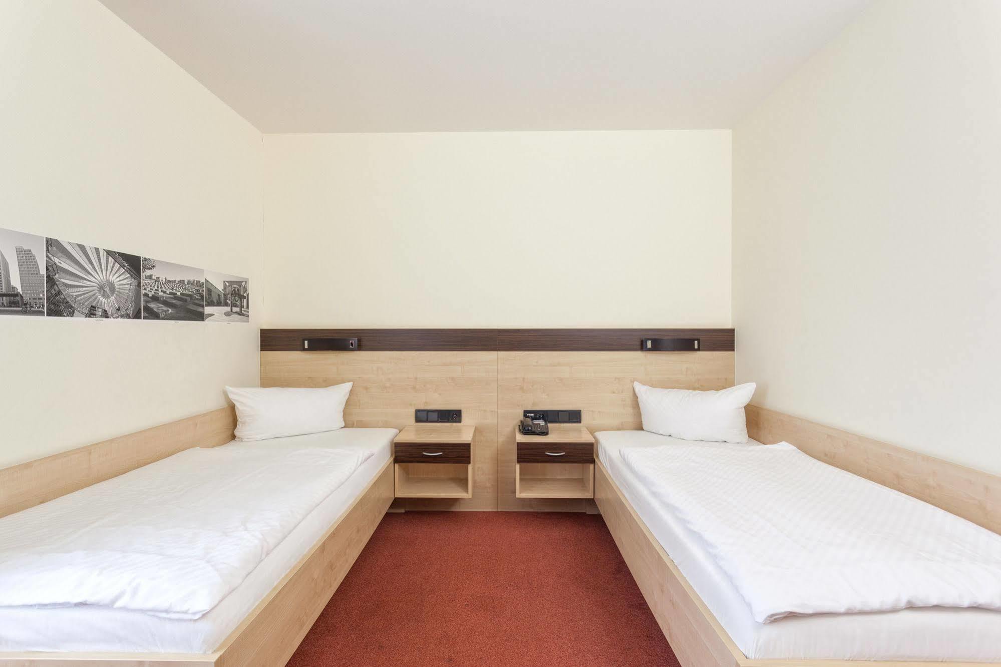 Hotel Mit-Mensch Berlin Exteriör bild