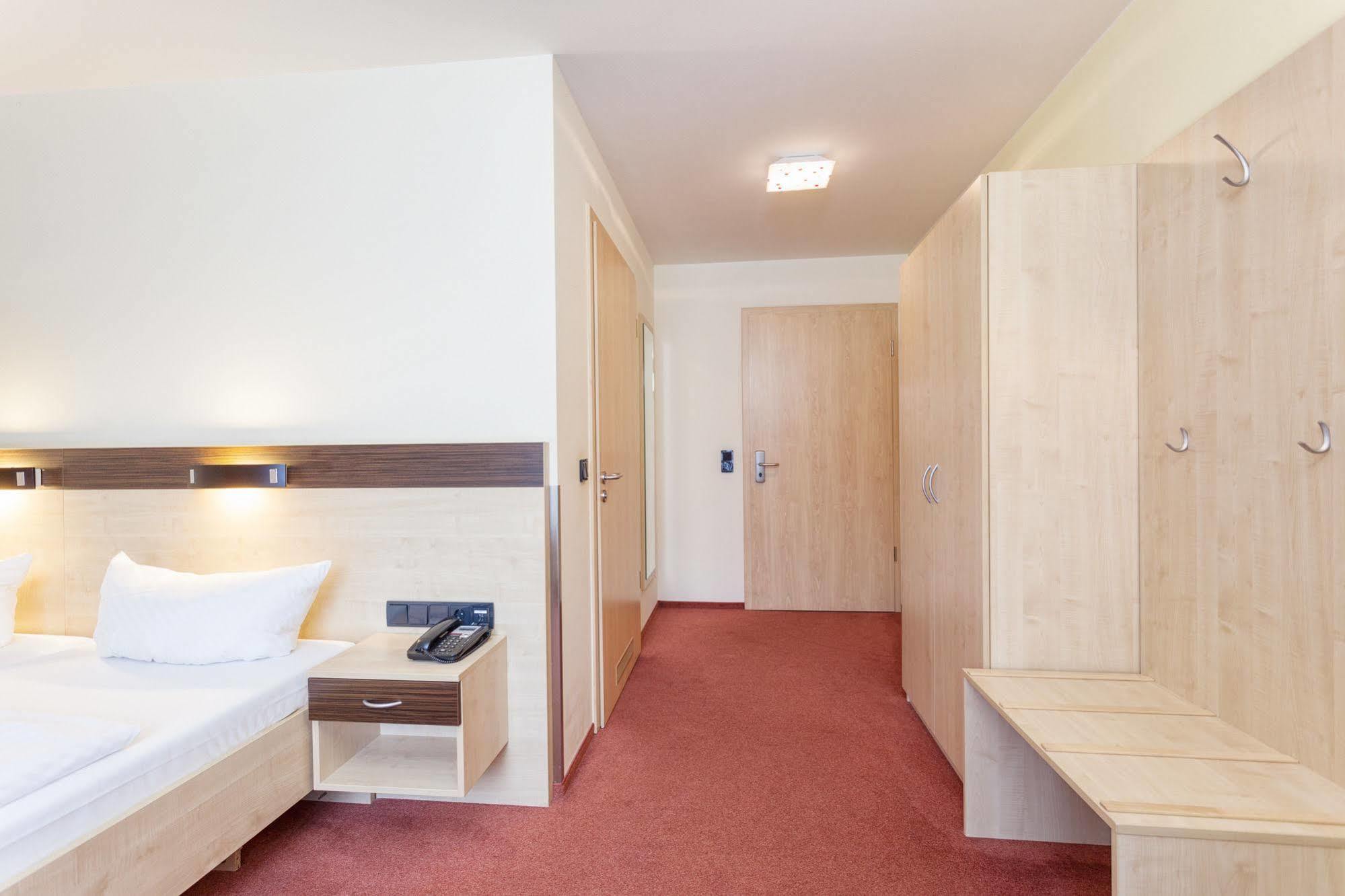 Hotel Mit-Mensch Berlin Exteriör bild
