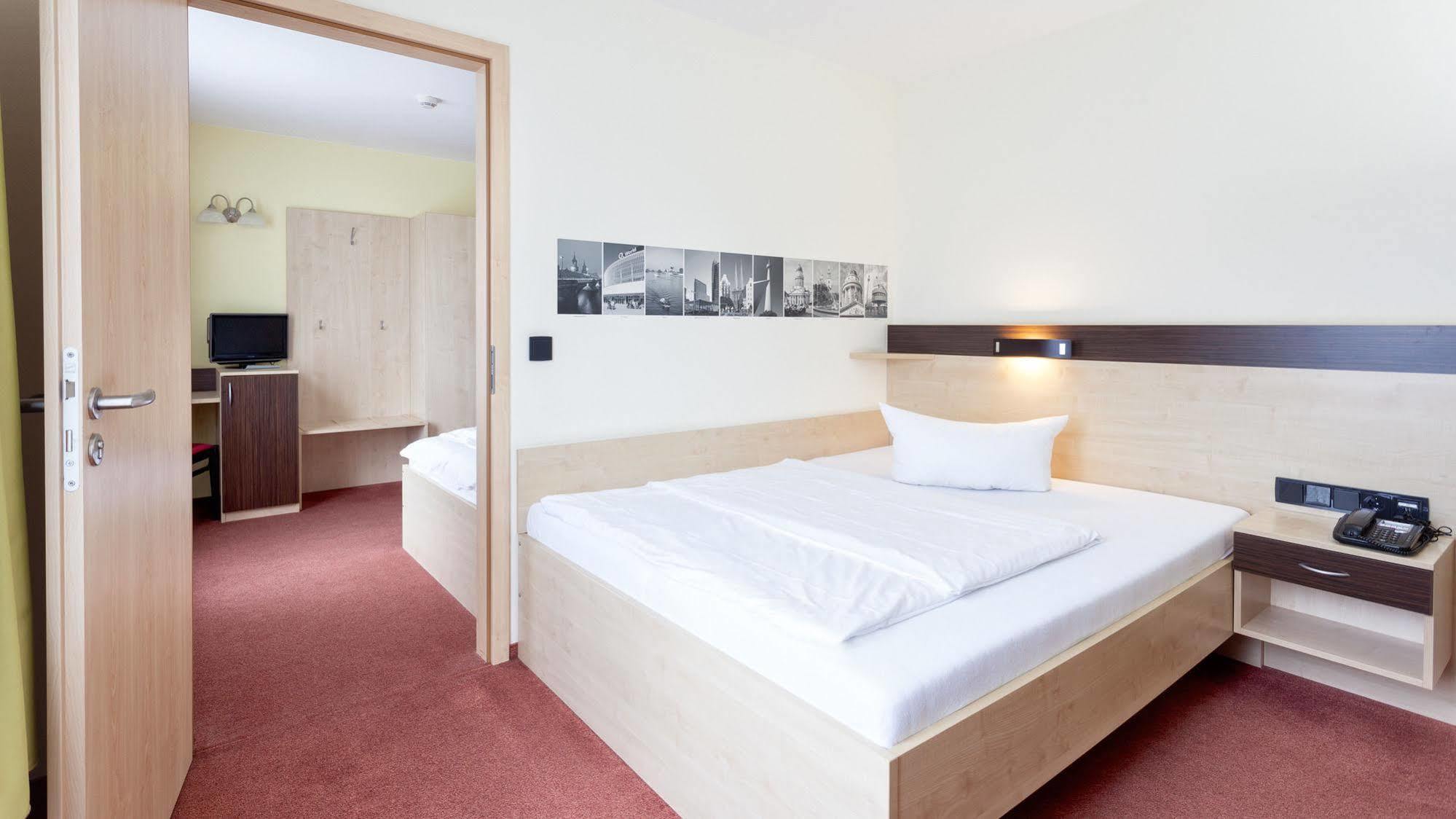 Hotel Mit-Mensch Berlin Exteriör bild